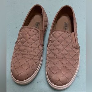 Size 9 Steve Madden Ecentrcq slip on shoe